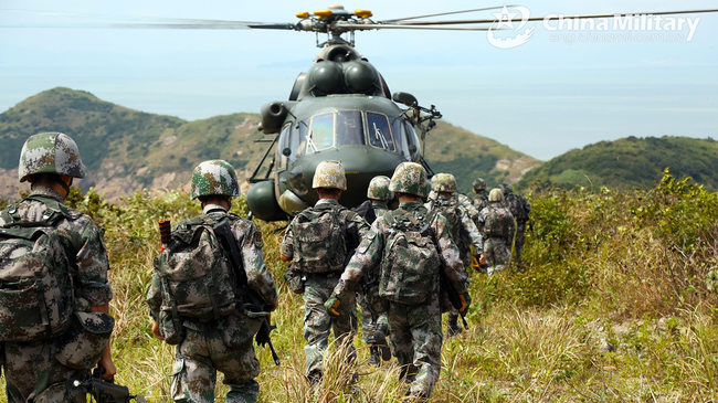 Ushtarët e një brigade aviacioni të Korparmartës të 72-të të UÇP-së të rreshtuar për të hipur në një helikopter transporti “Mi-171” para një stërvitjeje ushtarake, 19 shtator 2020. /Xinhua<br>