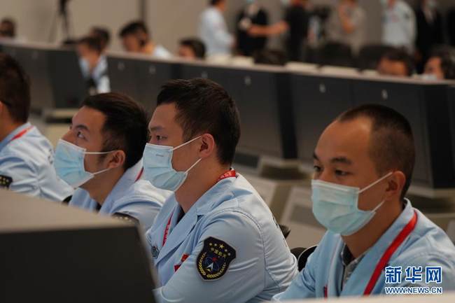 Punonjës në qendra të kontrollit në Tokë(Foto:Xinhua)