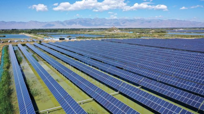 Foto: Panele fotovoltaike në një bazë të rritjes së peshkut në kontenë Helan të qytetit Yinchuan, në Rajonin Autonom Ningxia-Hui të Kinës Veriperëndimore, 24 gusht 2021.(Xinhua)