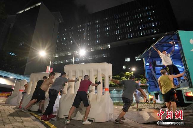 Heqja e barrikadave të mbushura me ujë jashtë selisë së qeverisë së Rajonit të Posaçëm Administrativ të Hong-Kongut(ChinaNews)