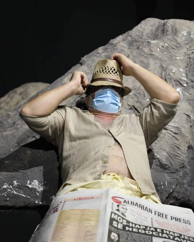 Aktori Sokol Angjeli gjate shfaqjes - Foto Teatri Metropol