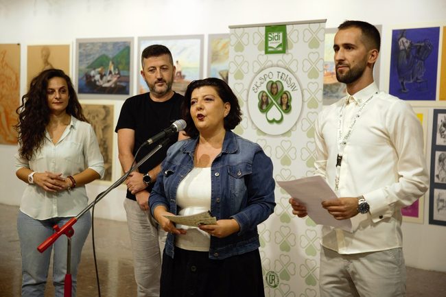 Olgert Rakipllari kurator i ekspozitës (Facebook)