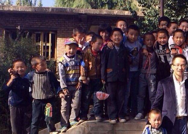 Jack Xie me fëmijë në një fshat në Xinning, kryeqendrën e provincës Qinghai në vitin 2014./ nga Jack Xie