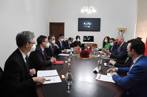 Takimi i ministrit Wang me kryeministrin shqiptar Edi Rama(Ministria e Punëve të Jashtme e Kinës)