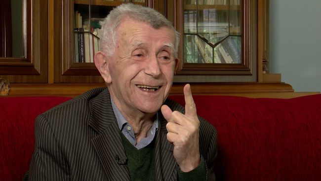 Dramaturgu Fadil Kraja ne n je interviste ne tv - Foto www.shijaktv.al