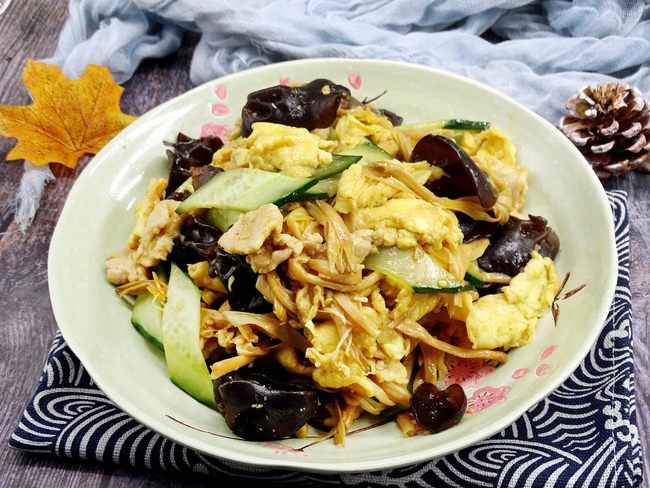 Mish derri i skuqur me vezë të fërguara dhe kërpudha/ VCG