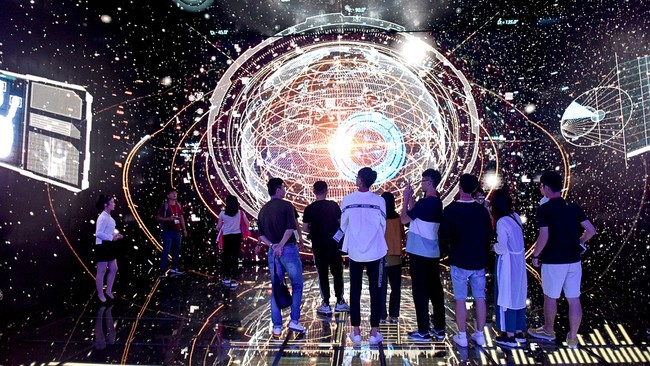 Studentët ndërvepruan me një demonstratë të të dhënave të mëdha në qytetin Huainan të provincës Anhui të Kinës Jugore, 19 korrik 2019/ CFP