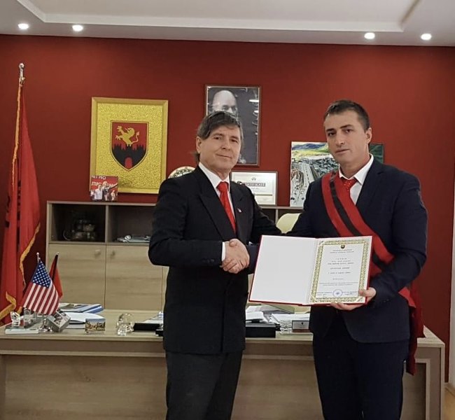 Albert Zholi gjate marrjes se vleresimit Qytetar Nderi i Tepelenes (Facebook)