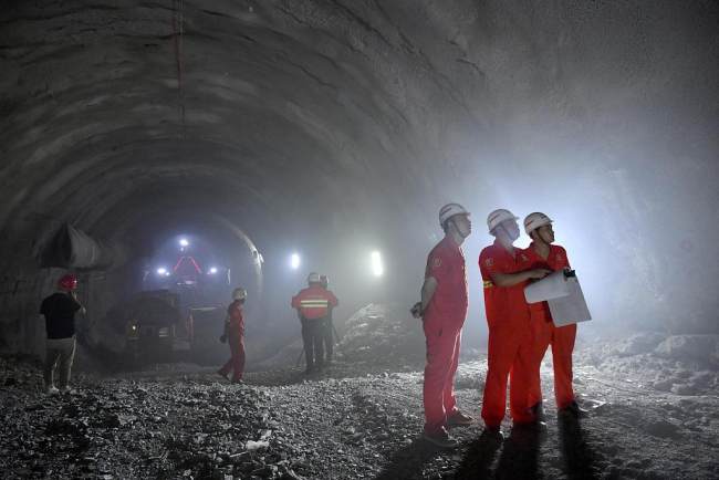 Inxhinierë kinezë në kantierin e ndërtimit të një tunelit përgjatë hekurudhës Kinë-Laos(VCG)