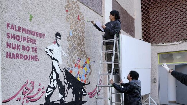 Artistët afganë duke realizuar muralen (Euronews Albania)