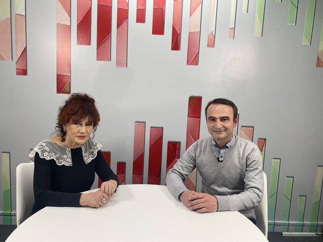 Shpresa Gashi ne studion e Radio Ejani ne interviste per CMG