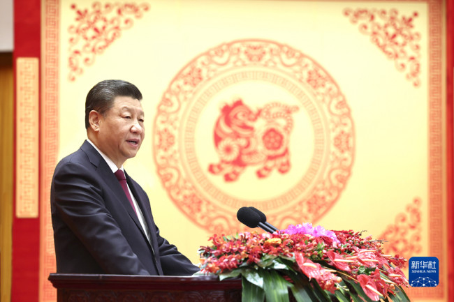 Presidenti kinez Xi Jinping, gjithashtu sekretar i përgjithshëm i Komitetit Qendror të Partisë Komuniste të Kinës dhe kryetar i Komisionit Qendror Ushtarak, duke folur në një pritje për Vitin e Ri Kinez në Pallatin e Madh të Popullit në Pekin, Kinë, 30 janar 2022. /Xinhua