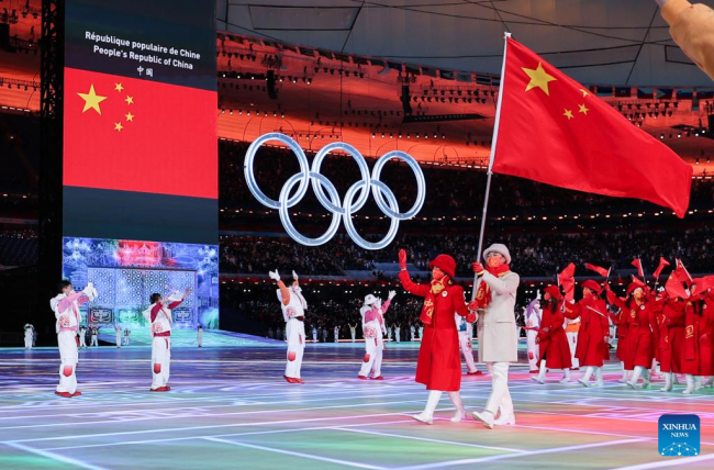 Delegacioni olimpik i Kinës duke parakaluar në Stadiumin Kombëtar gjatë ceremonisë së hapjes së Lojërave Olimpike Dimërore në Pekin, kryeqyteti i Kinës, 4 shkurt 2022. (Xinhua/Yang Lei)