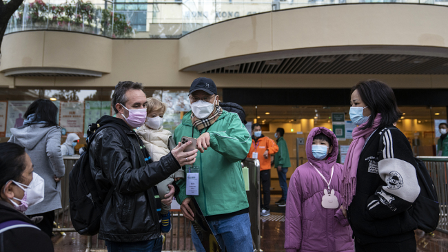 Foto: Banorë duke qëndruar në radhë para një qendre vaksinimi në lagje në Hong-Kong të Kinës, 23 shkurt 2022 (Foto:CFP)