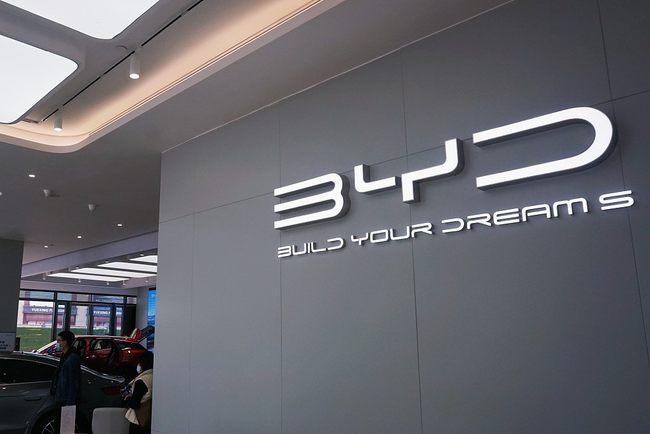 Klientët zgjodhën automjete me energji të reja në një dyqan të BYD-së në qytetin Hangzhou të Kinës Lindore, më 5 prill 2022/ VCG