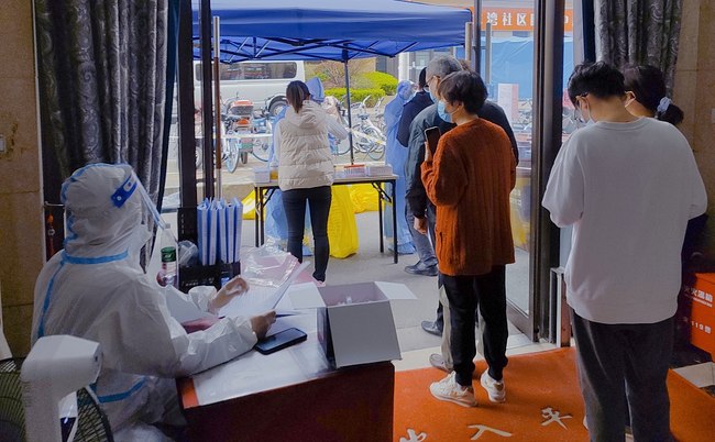 Qytetarët në radhë për të bërë testim të acidit nukleik,Shangai(Foto:VCG)