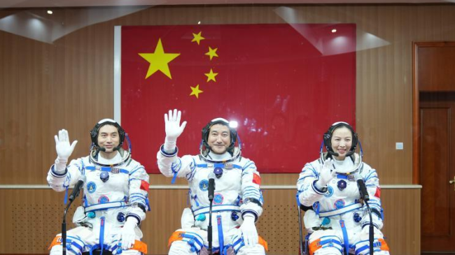 Ceremonia e nisjes për tre astronautët kinezë të misionit hapësinor të ekuipazhit Shenzhou-13 mbahet në Qendrën e Nisjes Satelitore Jiuquan, Kinë, 15 tetor 2021. /Xinhua