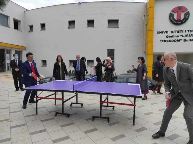 Ndeshje ping-pongu midis ambasadorit Zhou Ding dhe ish ambasadorit Kujtim Xhani (Foto:CMG)