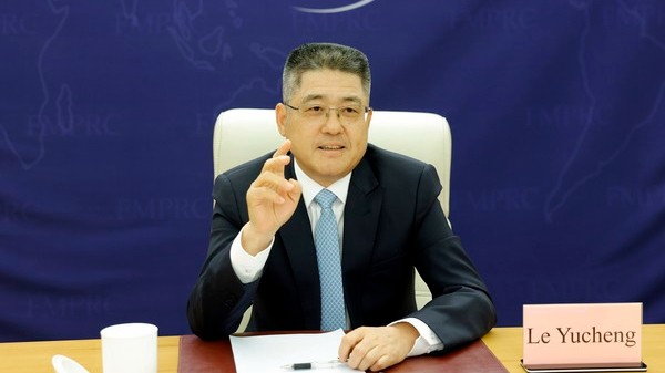 <br><br>Zëvendësministri i Jashtëm kinez Le Yucheng duke folur në një dialog në internet për paqen dhe zhvillimin, Pekin, 6 maj 2022. /Ministria e Jashtme kineze