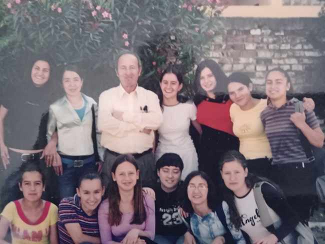 Nazif Agalliu me nxenesit e shkolles (Foto persoanale)