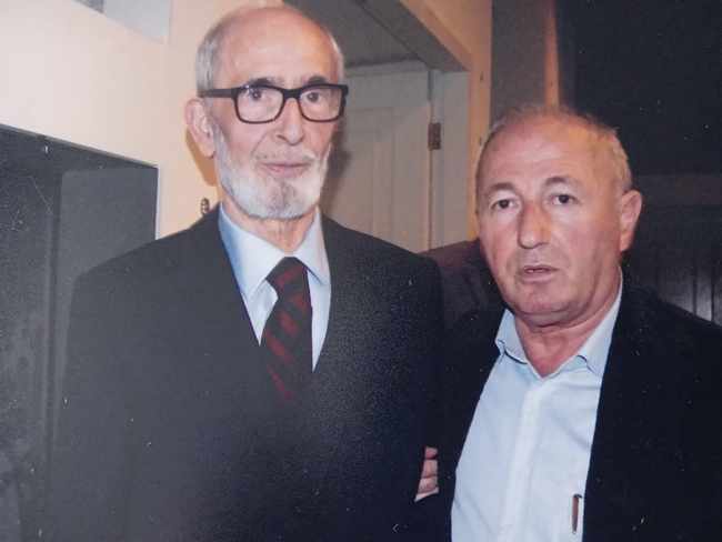 Nazif Agalliu dhe shkrimtari Rexhep Qosja (Foto personale)