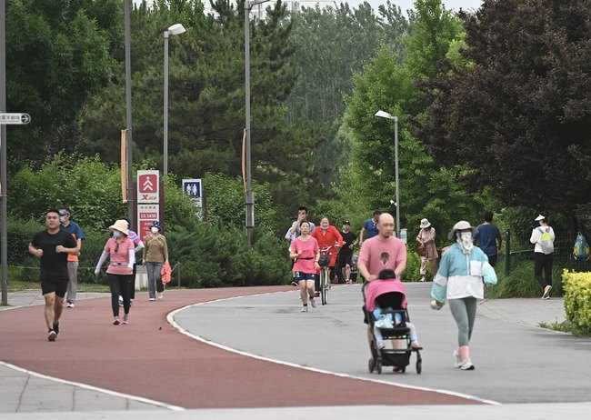 Qytetarë duke bërë stërvitje në Parkun Olimpik të Pekinit (29 maj 2022)