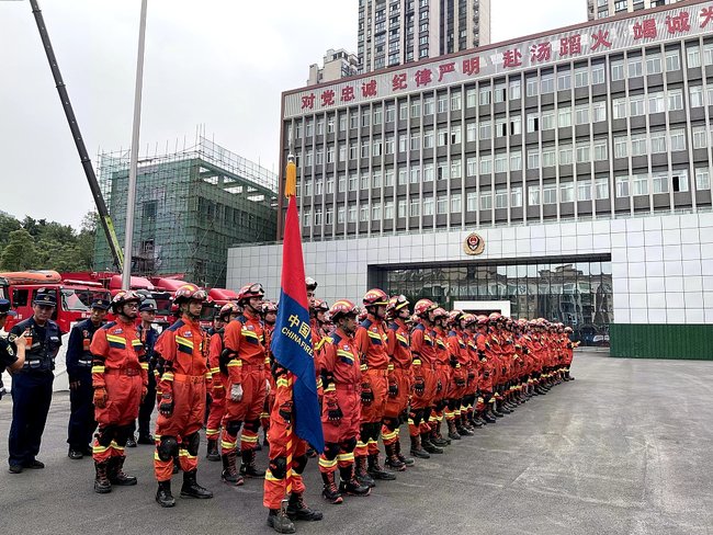 Zjarrfikës mobilizohen për punën e shpëtimit(Foto:VCG)