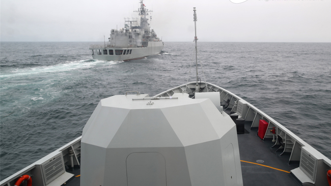 Foto: Dy anije të një flotiljeje fregatash të Komandës së Zonës Lindore të Ushtrisë Çlirimtare Popullore në një formacion të paracaktuar gjatë një stërvitjeje detare me zjarr të vërtetë, 19 prill, 2022(Foto: UÇP)<br><br>