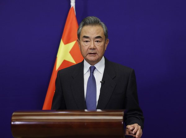 Ministri i Jashtëm kinez Wang Yi në ceremoninë e mbledhjes së nivelit të lartë të Grupit të Miqve të Iniciativës së Zhvillimit Global, 9 maj 2022(Foto: Ministria e Punëve të Jashtme e Kinës)