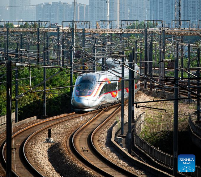 Një tren e shpejtësisë së lartë u nis nga stacioni Wuhan në seksionin Pekin-Wuhan të linjës hekurudhore Pekin-Guangzhou, më 20 qershor 2022/ Xinhua