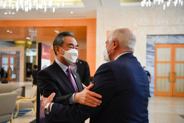 Wang Yi takohet me përfaqësuesin e lartë të politikave diplomatike dhe të sigurisë të BE-së,Josep Borrell, Bali, Indonezi(Ministria e Punëve të Jashtme e Kinës)