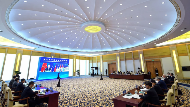 zëvendëskryeministri kinez Liu He dhe Valdis Dombrovskis, nënkryetar ekzekutiv i Komisionit Evropian, bashkë-kryesuan Dialogun e 9-të Ekonomik dhe Tregtar të Nivelit të Lartë Kinë-BE të mbajtur nëpërmjet lidhjes video, 19 korrik 2022./Xinhua