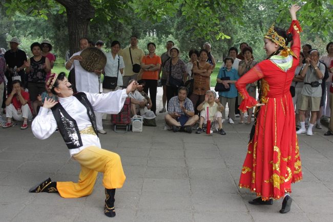 Foto: Qytetarë pekinas të veshur me kostume tradicionale të kombësive, duke kërcyer në Tempullin e Qiellit të Pekinit./VCG