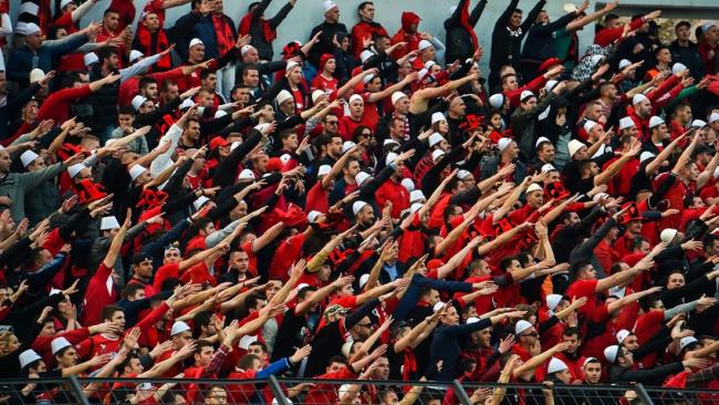 Tifozet Kuq e Zi me plisa ne stadium duke ndjekur kombetaren e futbollit - foto A2CNN