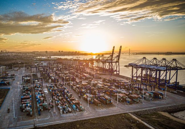 Fotoja ajrore e bërë më 26 maj 2021 tregon portin ndërkombëtar të kontejnerëve Yangpu në zonën e zhvillimit ekonomik Yangpu në provincën Hainan të Kinës Jugore. /Xinhua