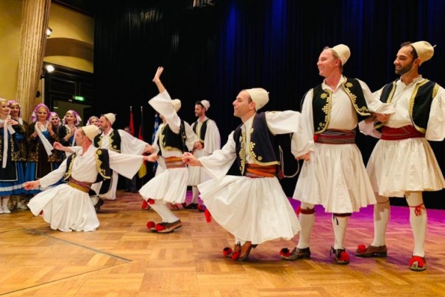 Ansambli i kenve dhe valleve popullore ne interpretimin etyre me veshjet kombetare dhe me plisa- foto 55 news