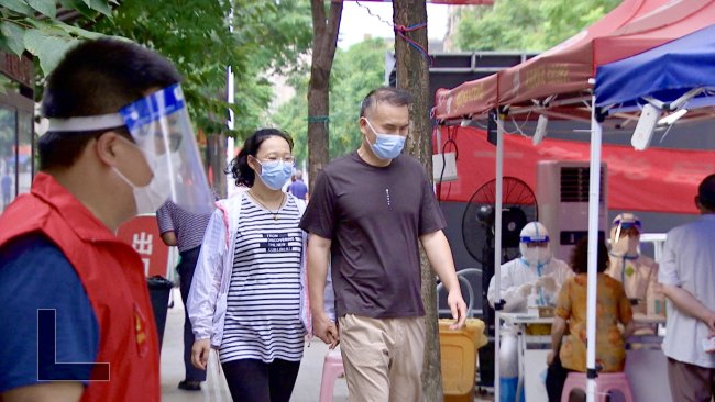 Obrázek: Yang Min (Jang Min) a její manžel prošli ve své komunitě šestým kolem testování na COVID-19. /CGTN