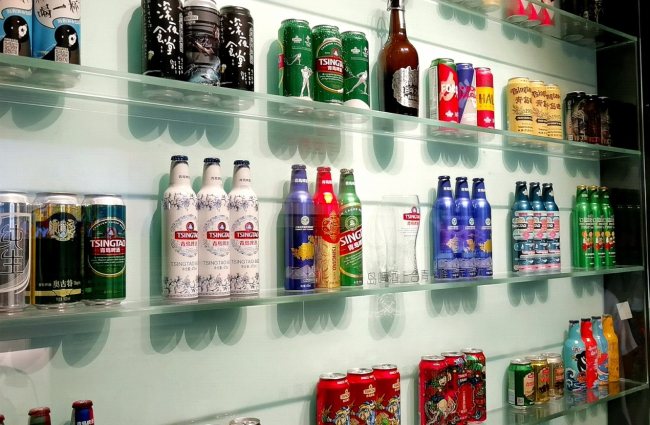 Pivo značky Tsingtao vystavené v Muzeu piva Qingdao