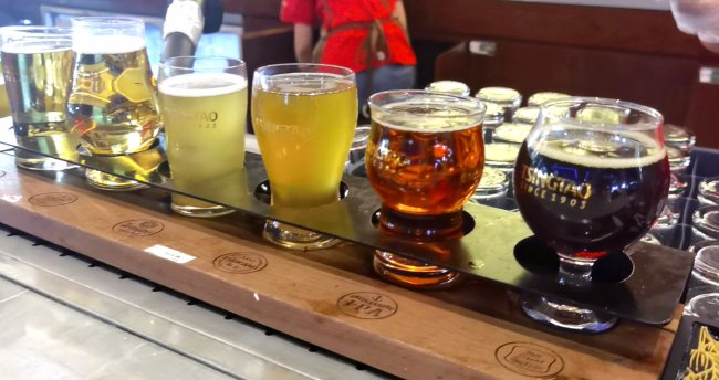 Pivní balíček poskytnut Muzeem piva Qingdao pro turisty, ten druhý zleva je pojmenován po Plzni