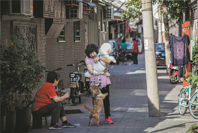 Na snímku je každodenní život místních obyvatel v Hutongu (Chu-tchung) Xiaweiying (Sia-wej-jing) v oblasti Tianqiao (Tchien-čchiao), dne 4. září 2020. [Fotografie: Zhang Jie (Čang Ťie) / deník China Daily]