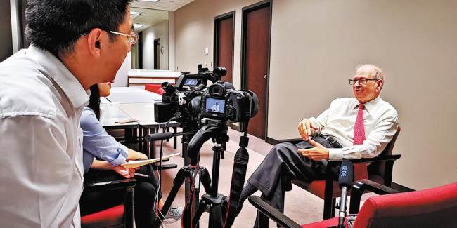 Fang Xingdong (Fang Sing-tung), zakladatel ústní historie internetového projektu, vede rozhovor s Bobem Kahnem, společným vynálezcem protokolů TCP/IP. [Fotografii poskytl deník China Daily]