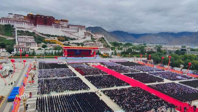 Velké shromáždění k oslavě 70. výročí osvobození Tibetu na náměstí Potala v hlavním městě Tibetské autonomní oblastí Číny v Lhase 19. srpna 2021. Účastní se ho přes 20 000 lidí z rozmanitých tibetských etnických skupin. Ke shromáždění promlouvá Wang Yang z politického byra Ústředního výboru Komunistické strany Číny. (Xinhua/Sun Ruibo)