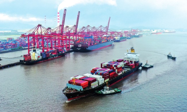 Nákladní lodě vezoucí kontejnery se v úterý hromadí ve frontě v přístavu Ningbo ve východočínské provincii Zhejiang. K vzepětí odbavování kontejnerů pro zahraniční obchod došlo poté, co exporty ze země denominované v yuanech vyskočily z roku na roku během prvních pěti měsíců o 30,1 procenta, jak ukazují pondělní data z celní správy. Photo: cnsphoto