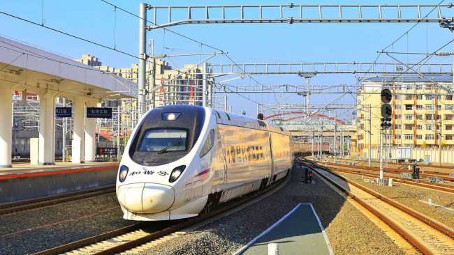 Snímek: První zkušební vlak na trase nejvýchodnější čínské vysokorychlostní železnice Mudanjiang-Jiamusi odjíždí ze stanice Mudanjiang; 19. srpna 2021. /CFP<br><br>