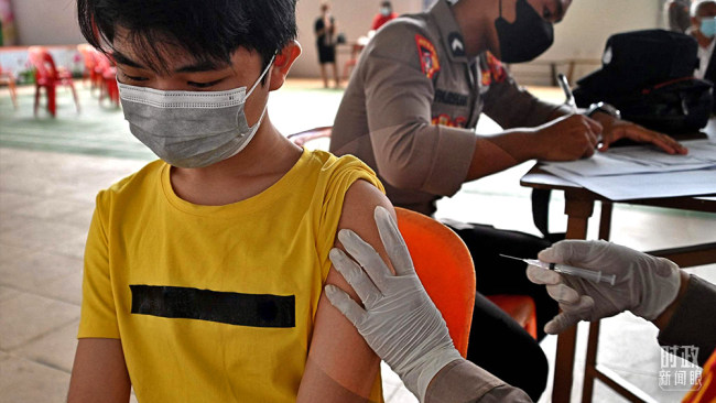 22. září 2021 byli místní obyvatelé v Banda Aceh v Indonésii očkováni čínskými vakcínami proti COVID-19.