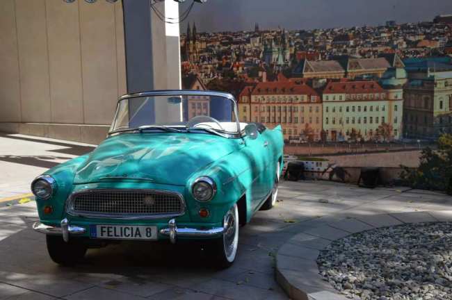 V Pekingu byl k vidění i veterán - legendární kabriolet Škoda Felicia z roku 1960