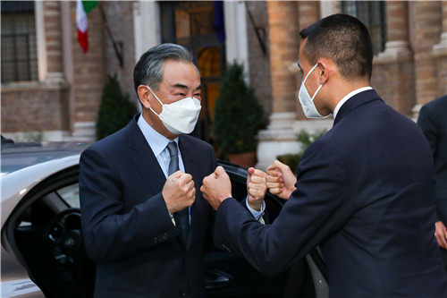 Snímek: Wang Yi se setkal s italským ministrem zahraničních věcí a mezinárodní spolupráce Luigim Di Maio v Římě, Itálie; 29. října. /Čínské ministerstvo zahraničí