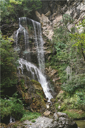 Na snímku je krásný vodopád v lesní oblasti Shennongjia (Šen-nung-ťia). [Fotografie: Xu Lin / deník China Daily]