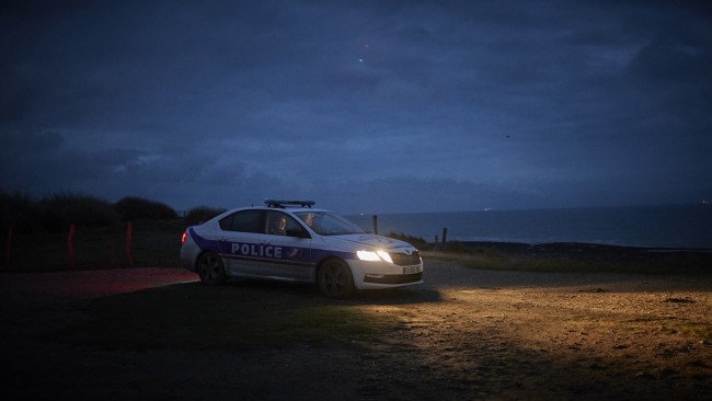 Snímek: Francouzští policisté hlídkují na pobřeží Wimereux a hledají přechody pro migranty ve francouzském Calais; 25. listopadu 2021. /CFP