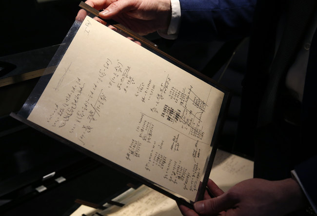 Snímek: Rukopis, který společně napsali Albert Einstein a Michele Besso v letech 1913 až 1914, je vystaven v aukční síni Christie's v Paříži, Francie; 23. listopadu 2021. /CFP<br><br>